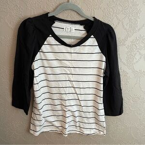 Maurice’s women’s black & white quarter sleeve size medium good condition